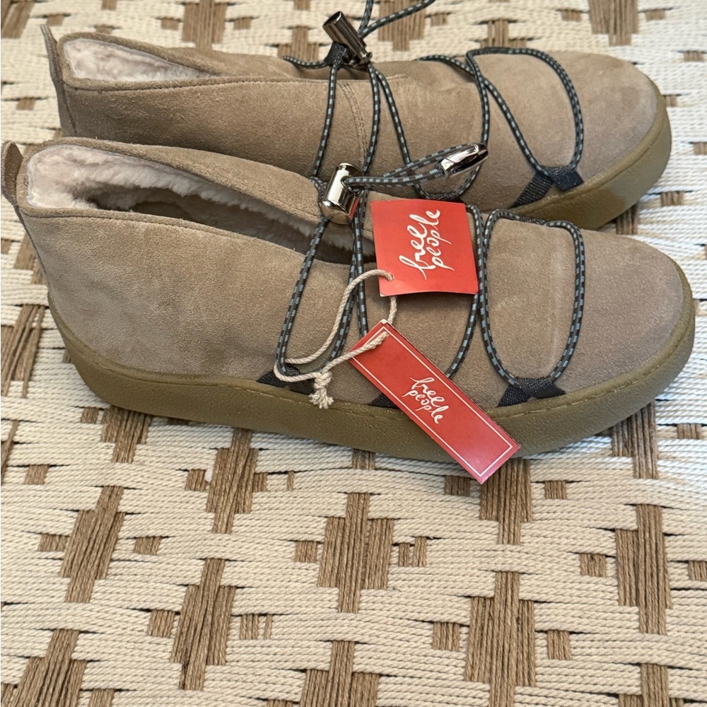 Snowdrop Micro Genuine Shearling Boot NWT - Picture 2 of 4